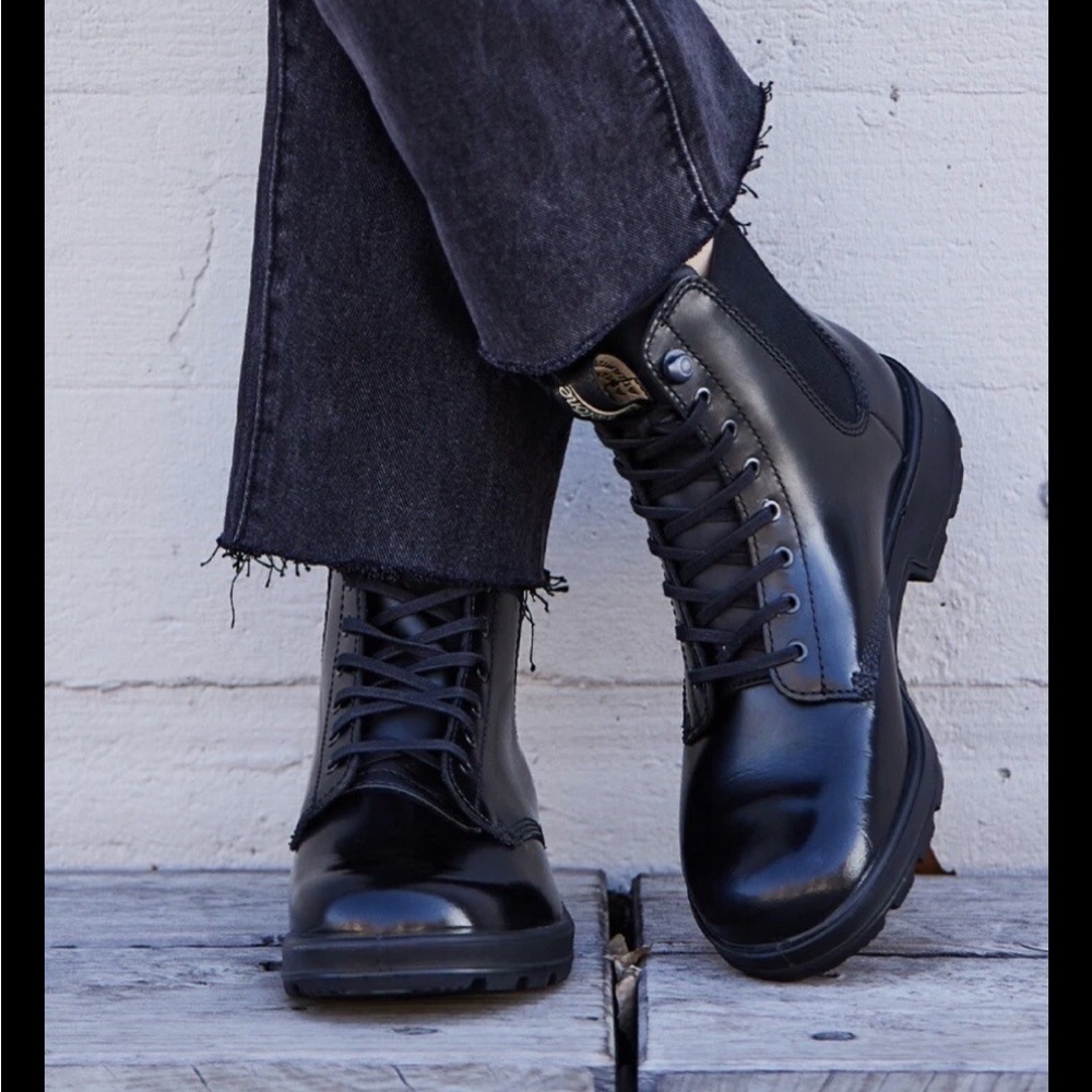 Blundstone lace up black leather boot